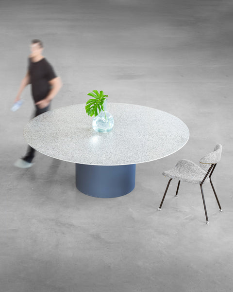 Mesa Bouman Solo | Tampo Concreto e Granilite | Base Aço - MEZAS
